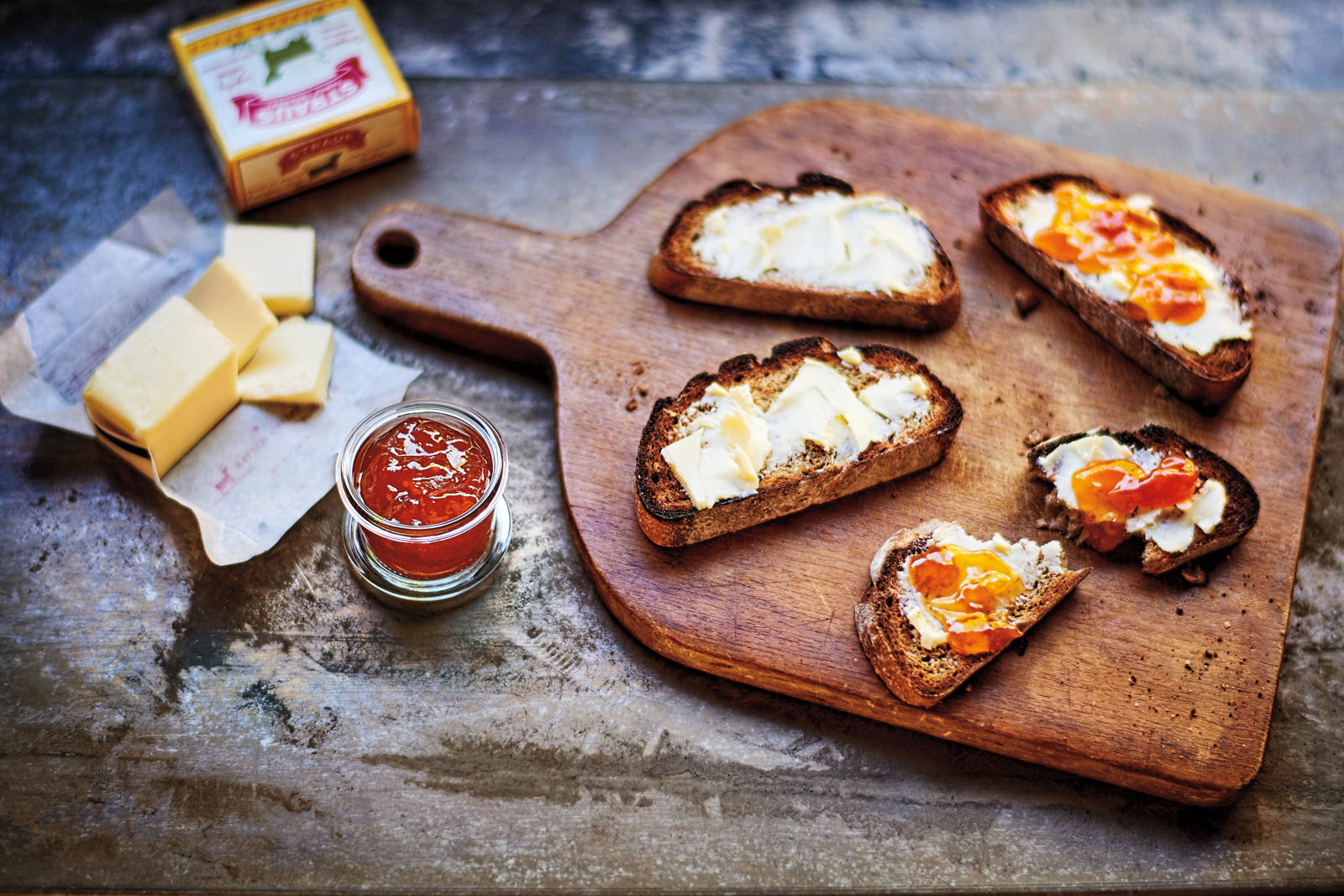 Butter with toast product shot for Straus 